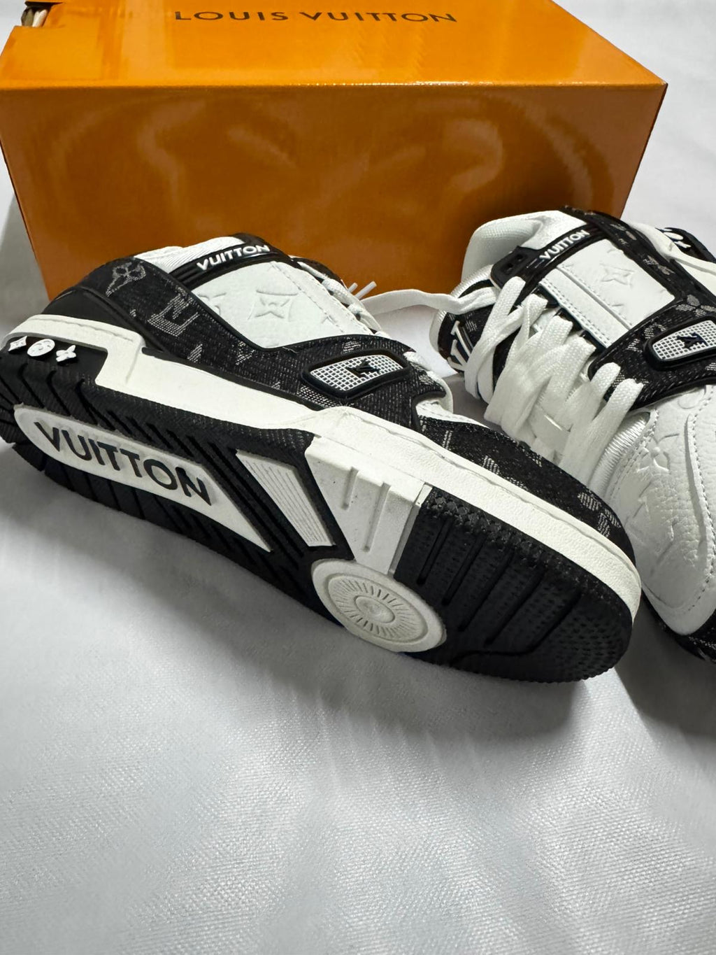 LOUIS VUITTON TRAINER "Blanco/Negro" ￼