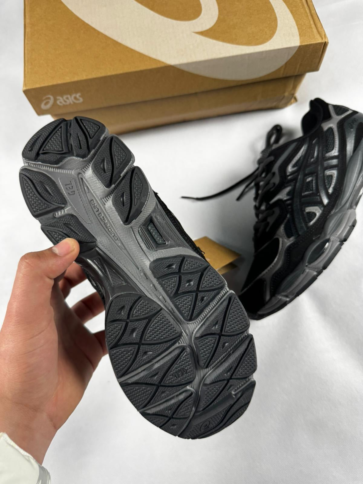 ASICS GEL "Negras"