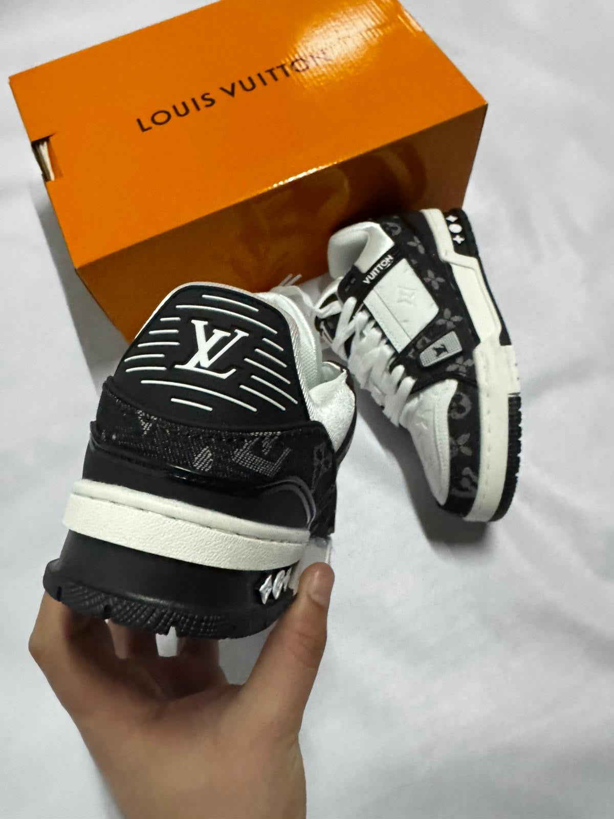 LOUIS VUITTON TRAINER "Blanco/Negro" ￼