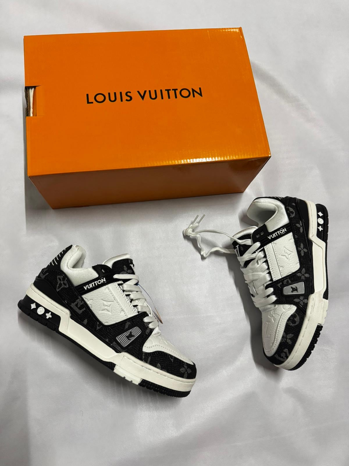 LOUIS VUITTON TRAINER "Blanco/Negro" ￼