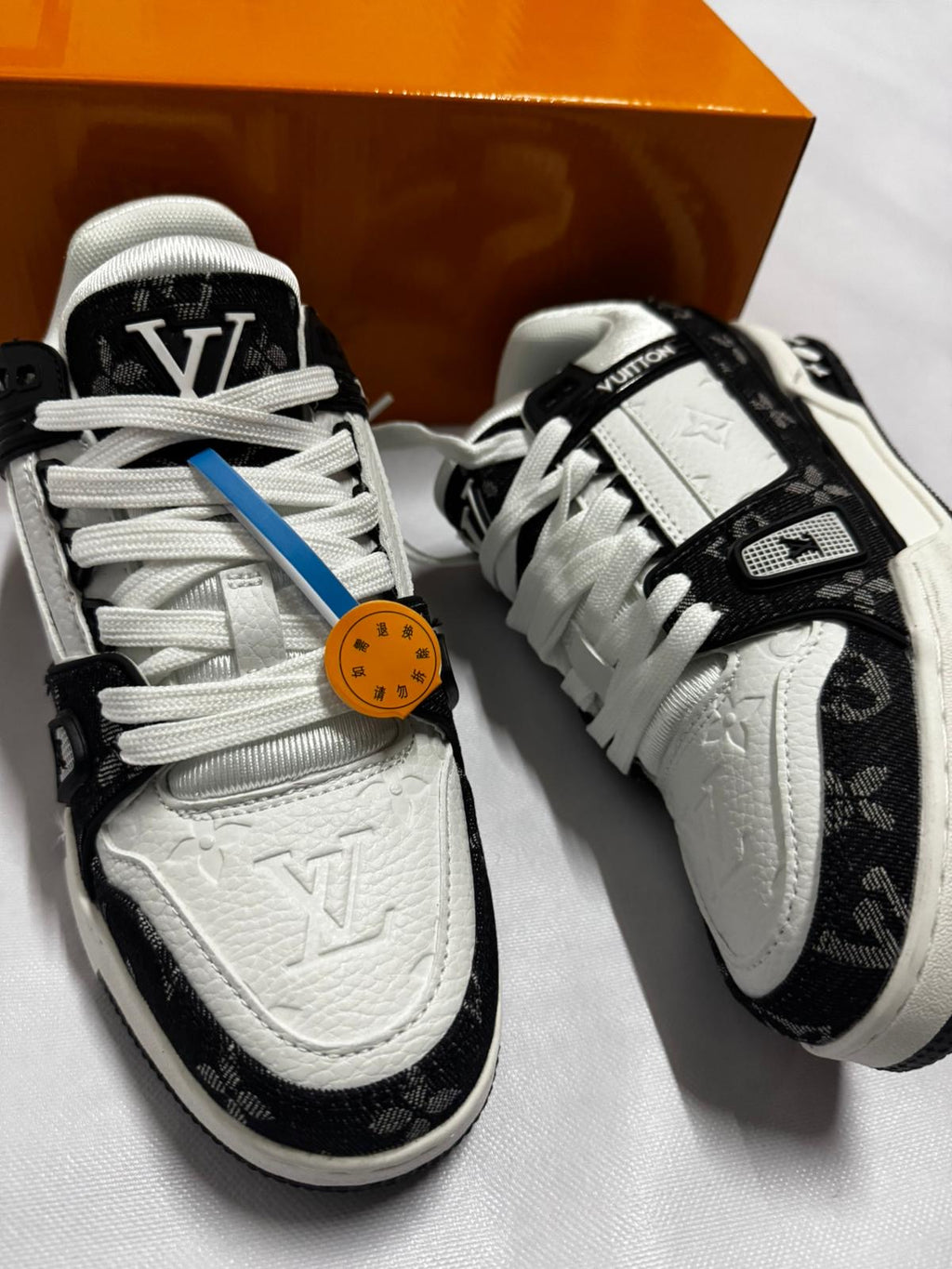 LOUIS VUITTON TRAINER "Blanco/Negro" ￼