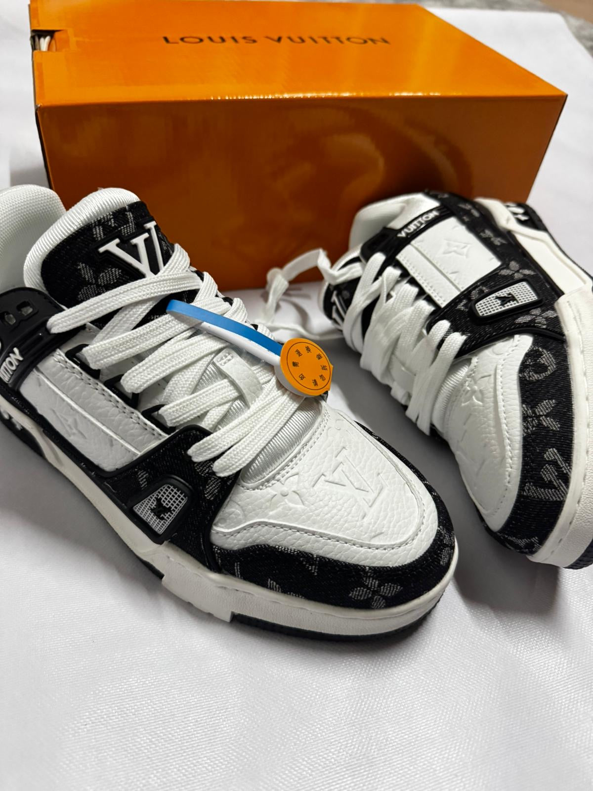LOUIS VUITTON TRAINER "Blanco/Negro" ￼