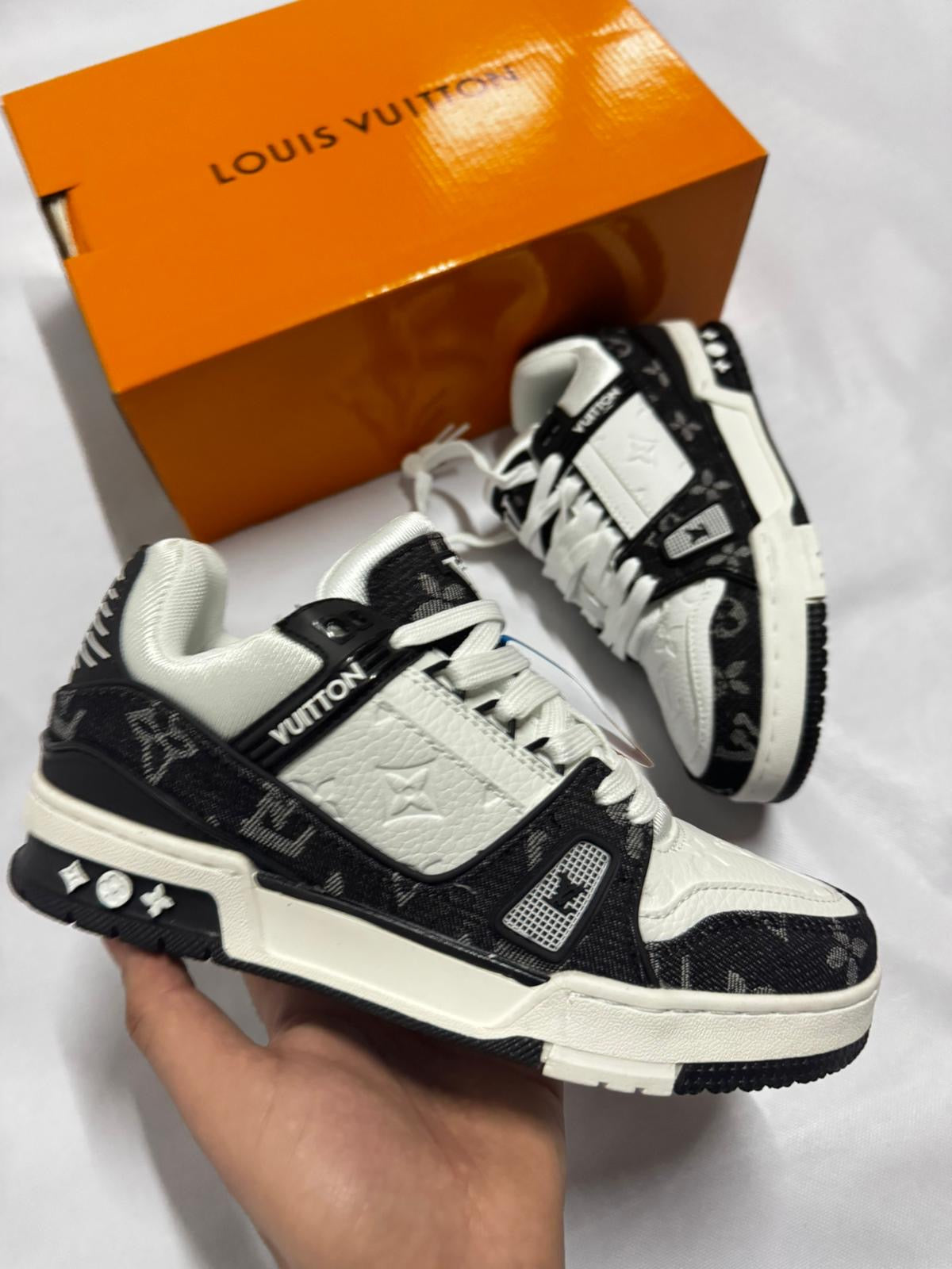 LOUIS VUITTON TRAINER "Blanco/Negro" ￼